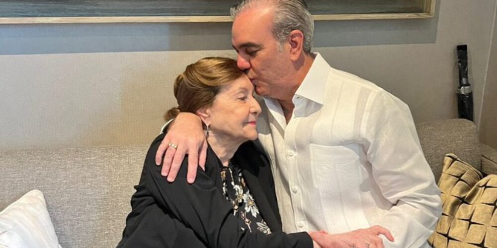 Presidente Abinader envía un fuerte abrazo a madres dominicanas en su día