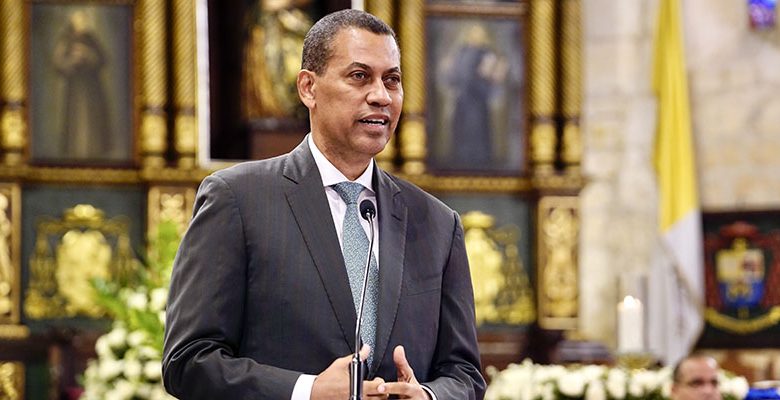 Gómez Mazara resalta labor del INDOTEL en Día Mundial de las Telecomunicaciones Garantizar conexión a internet de todos los dominicanos  Santo Domingo. – Con motivo del Día Mundial de las Telecomunicaciones y la Sociedad de la Información, el presidente del Consejo Directivo del Instituto Dominicano de las Telecomunicaciones (INDOTEL), Guido Gómez Mazara, indicó que reducir la brecha digital para garantizar que todos los dominicanos tengan acceso a las herramientas digitales es el compromiso de la actual gestión, durante la celebración de una jornada institucional orientada a compartir los avances más relevantes de su gestión.  La celebración inició con una misa en la Catedral Primada de América, oficiada por el monseñor Ramón Benito Ángeles Fernández, en la que participaron miembros del Consejo Directivo Fausto Rosario, Juan Taveras Hernández y Alexis Cruz, la directora ejecutiva, Julissa Cruz, colaboradores e invitados especiales. Este espacio permitió agradecer los logros alcanzados y renovar el compromiso institucional con una gestión centrada en el bienestar de la ciudadanía.  Gómez Mazara destacó que el esfuerzo del INDOTEL radica esencialmente en que el concepto de brecha digital se reduzca de manera tal de que todos los ciudadanos dominicanos que residen en el país puedan acceder a las herramientas tecnológica.  “Nuestra gestión está centrada en garantizar que los servicios de telecomunicaciones en el país sean mucho más eficientes y a bajo costo, porque al final de la jornada son los usuarios los destinatarios fundamentales de estas políticas que diseñamos en el INDOTEL”, dijo.  El presidente del INDOTEL sostuvo que uno de los desafíos pendientes que tiene esa institución es resolver sustancialmente los niveles de interferencias de las emisoras haitianas en suelo dominicano, principalmente en la zona fronteriza, y que en los próximos días anunciará junto al presidente de la República, Luis Abinader, un plan orientado a recuperar nuestro espectro radial.  Puede interesarle:  Indotel anuncia apoyo a CERTV como empresa de servicio público Dijo que otro de los temas pendientes es el de la telemedicina, que es una aspiración de colocar la tecnología en la solución de los problemas diarios de salud de los ciudadanos, y que anunciarán en los próximos días los primeros cuatro hospitales del sur del país que ofrecerán servicios de telemedicina.  “La telemedicina es fundamental en los hospitales para que el jovencito que se le rompa un brazo en Pedernales no tenga que venir al hospital Darío Contreras a recibir atenciones médicas. La telemedicina combina las soluciones de carácter médica con las herramientas tecnológicas, a fin de conducir a la gente a que se sienta bien, y tener un país que está en el umbral del siglo XXI”, enfatizó.  En materia de inclusión, resaltó el programa de inserción laboral para personas con discapacidad. “Yo me siento profundamente comprometido con que la gestión reivindique a un sector que, aunque la ley nos obliga, ha sido históricamente excluido; me siento satisfecho porque nuestras políticas en el INDOTEL reivindican la participación de empleos a las personas con discapacidad”.  Durante su intervención, Gómez Mazara presentó los principales hitos institucionales bajo la premisa de poner la tecnología al servicio de la gente. Entre ellos destacó el proyecto de expansión de conectividad de fibra óptica en la región Sur, donde hasta la fecha se han conectado 52 localidades 20 municipios y 32 distritos municipales beneficiando a 7,732 hogares, de los cuales 5,764 están integrados al Plan Social con una velocidad de 30Mbps a RD$299 pesos y 1,968 a planes comerciales. También se ha garantizado conectividad a 49 instituciones públicas, entre ellas escuelas, hospitales, alcaldías y destacamentos, generando un ahorro estimado de RD$330 millones en seis años. Cada hogar beneficiado por el Plan Social ahorra mensualmente RD$796 en planes de internet similares.  Durante el evento también se reconoció a más de 40 colaboradores y colaboradoras por su trayectoria, entrega y compromiso con la misión institucional. “Hoy celebramos no solo los avances en materia de telecomunicaciones, sino también el trabajo diario de quienes hacen posible esta transformación”, expresó Gómez Mazara al entregar los reconocimientos.  Con estas acciones, el INDOTEL continúa acercando las tecnologías de la información y la comunicación a comunidades históricamente desatendidas, fortaleciendo la infraestructura digital del país y promoviendo una cultura de servicio, inclusión e innovación con impacto directo en la vida de la población.  Sobre el Día Mundial de las Telecomunicaciones y la Sociedad de la Información  Esta fecha se celebra cada 17 de mayo para sensibilizar sobre el uso de las tecnologías digitales como herramientas para el desarrollo económico y social, así como para reducir la brecha digital. Conmemora además la firma de la primera Convención Telegráfica Internacional y la fundación de la Unión Internacional de Telecomunicaciones (UIT), organismo especializado de las Naciones Unidas, que este 2025 celebra su 160º aniversario.