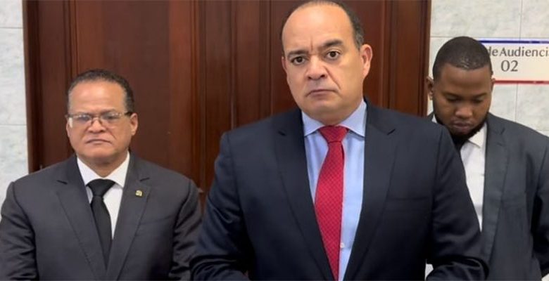 Llevan al TSA alcalde Dio Astacio por sembrar basura en plena vía pública