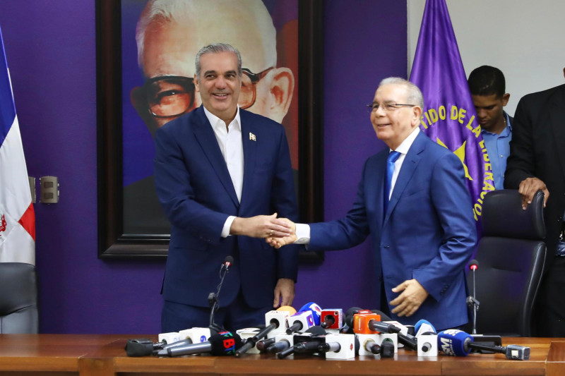 Presidente Luis Abinader y Danilo Medina sostienen reunión clave para abordar y dar seguimiento a la crisis haitiana