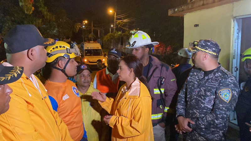 Alcaldía y socorristas redoblan esfuerzos para encontrar niña arrastrada por cañada