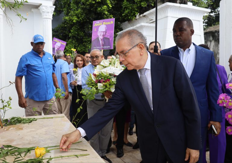 PLD conmemora con ofrenda floral 116 aniversario de Juan Bosch en La Vega