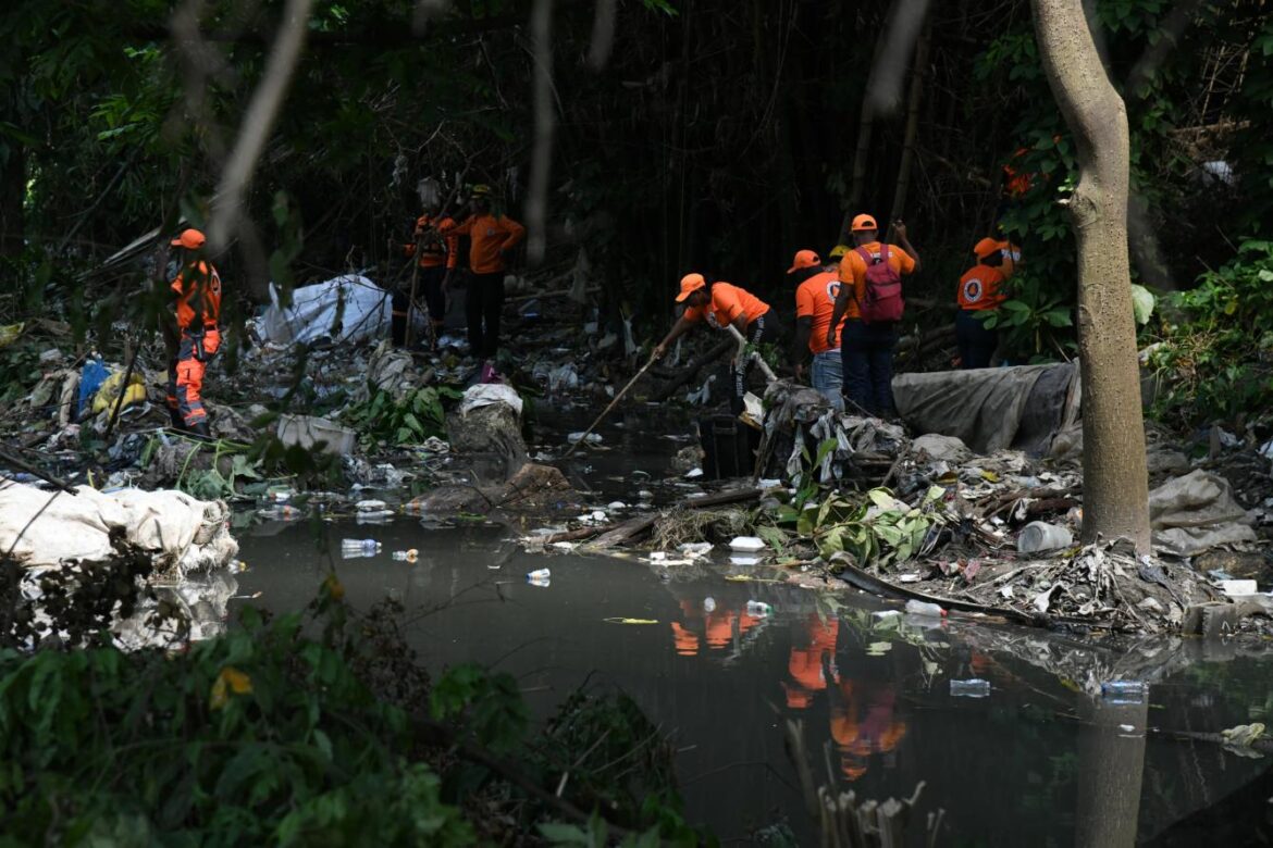 Reconocen labor de organismos de rescate y autoridades municipales en búsqueda de niña arrastrada por cañada en Villa Mella