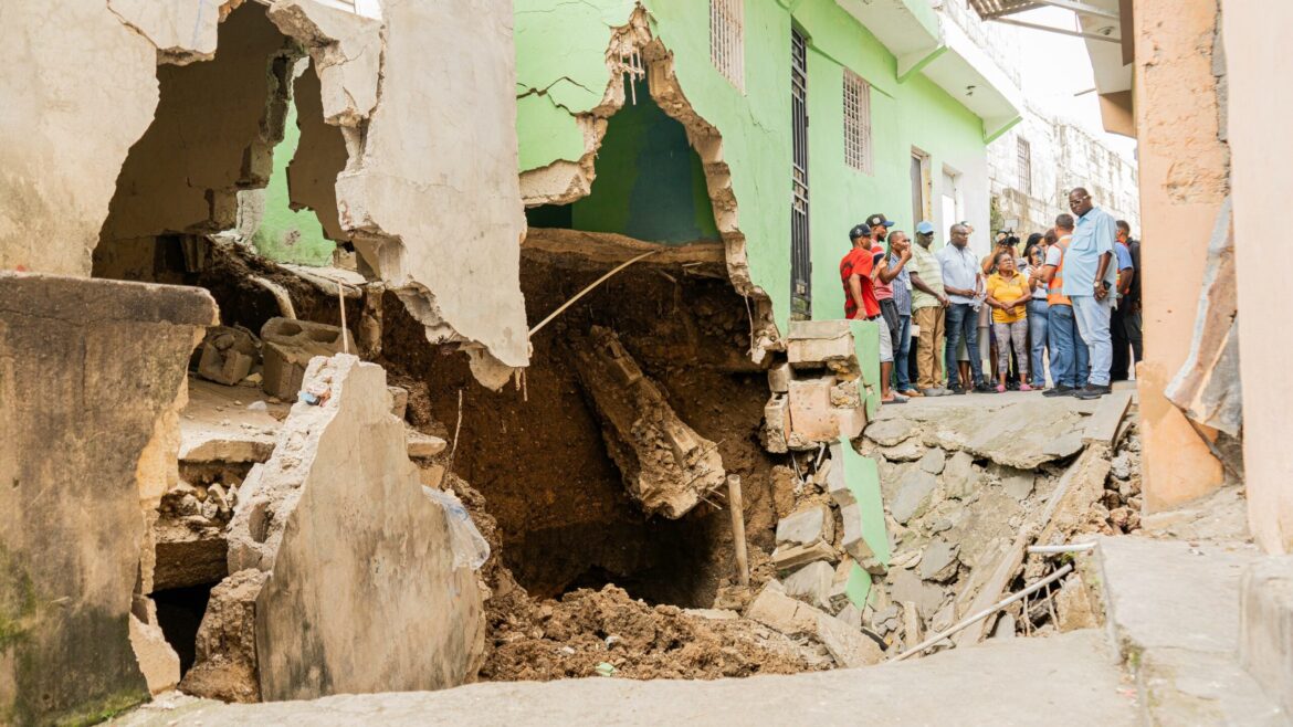 Tres familias afectadas por derrumbe en Los Guarícanos exigen soluciones urgentes