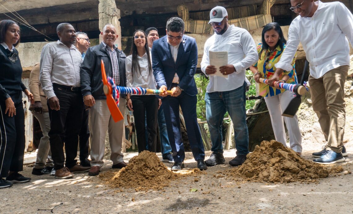 Alcalde Dío Astacio inicia obras del Presupuesto Participativo Municipal en Villa Duarte y entrega cheques a ingeniero