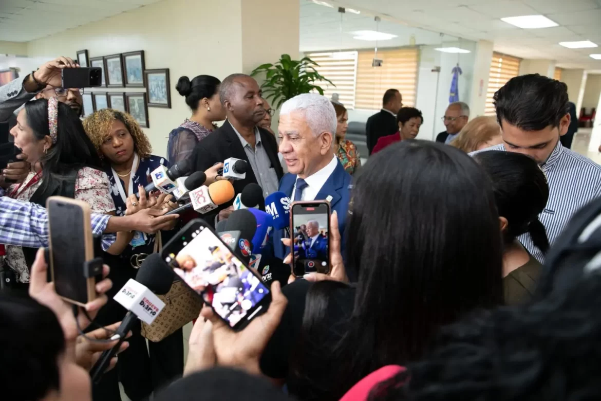 Ricardo de los Santos, rechaza inicio de campaña política a destiempo