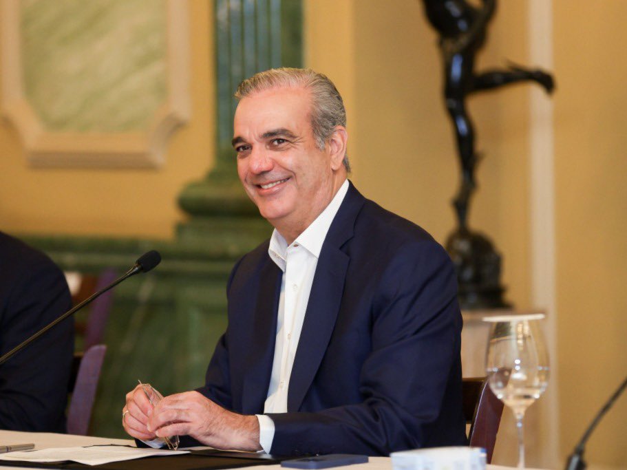 Abinader advierte a funcionarios: Si quieren hacer campaña, deberán dejar sus cargos