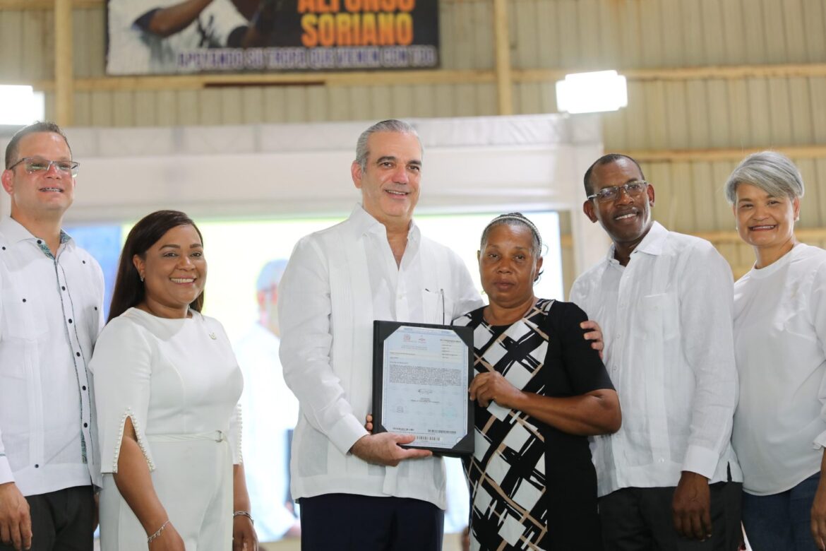 Abinader celebra cumpleaños entregando títulos de propiedad a 1,800 familias en Quisqueya
