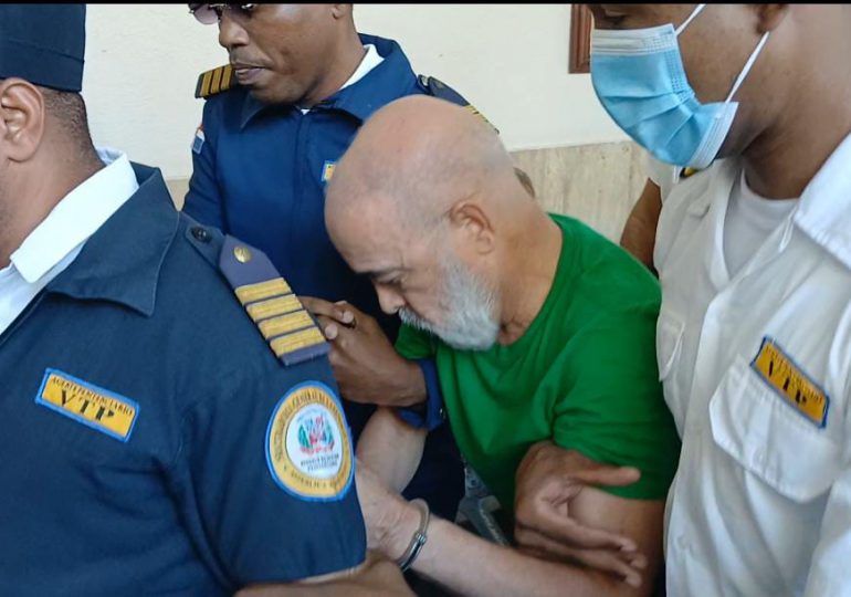 Visiblemente débil trasladan a Ángel Martínez a sala de audiencia