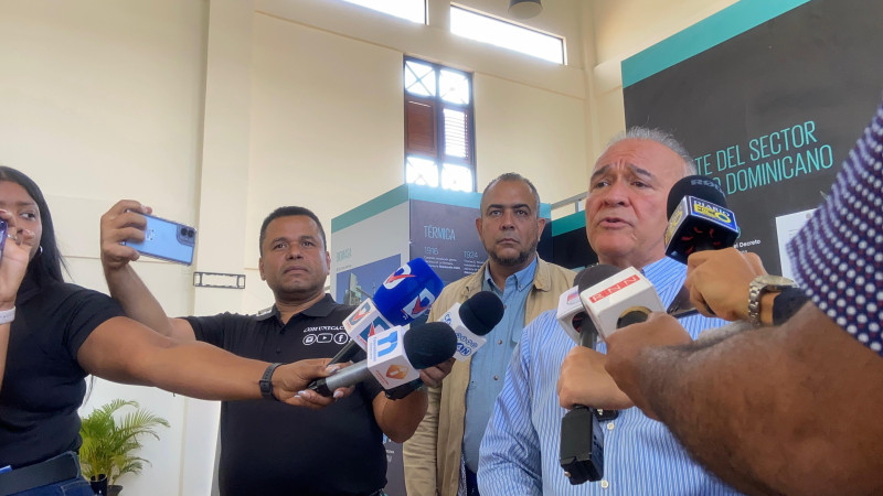 Autoridades se reúnen con residentes en Ciudad Juan Bosch; trabajan para solucionar problemas