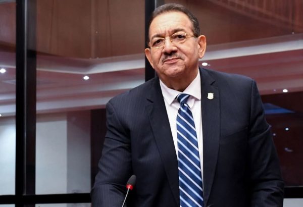 Senador Cristóbal Castillo rechaza críticas de Omar Fernández y responsabiliza al PLD y FP por déficit escolar