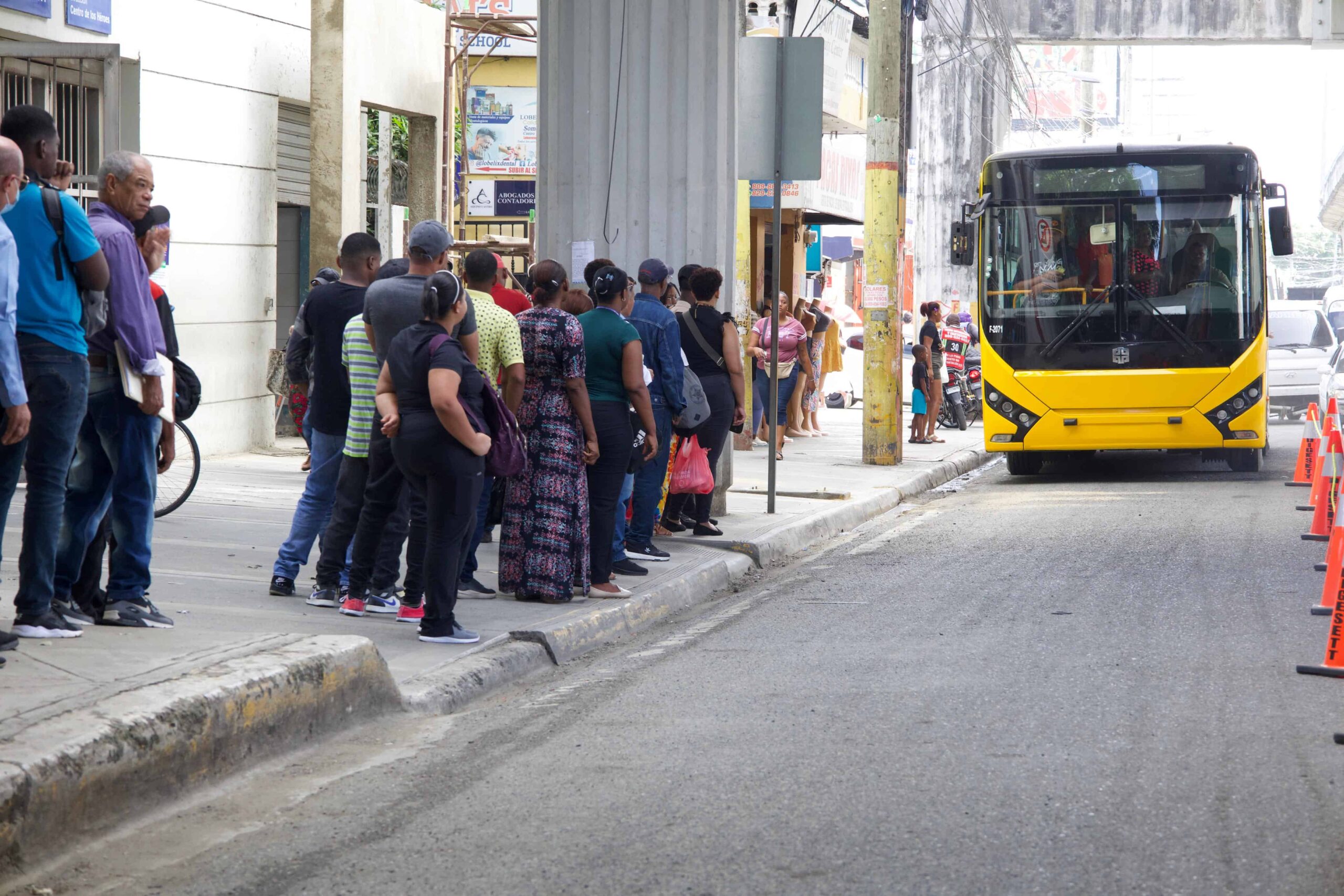 Largas filas para abordar autobuses tras cierre parcial de la línea 1 del Metro de Santo Domingo