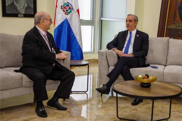 Abinader continúa diálogo nacional sobre Haití con al expresidente Hipólito Mejía el viernes