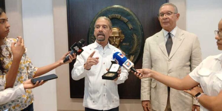Efemérides Patrias entrega medallas conmemorativas por los 180 años del martirio de María Trinidad Sánchez