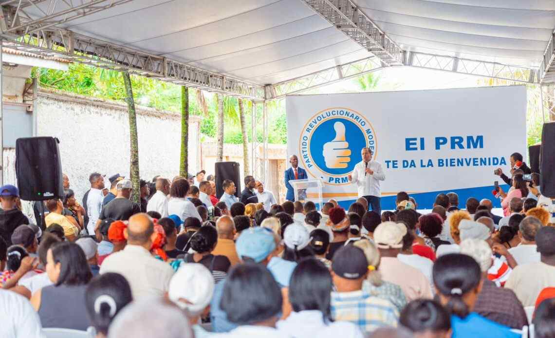 Ex alcalde de La Victoria Ramón "Ramoncito" Hernández se juramentan en el PRM