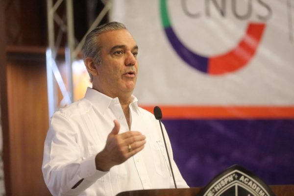 Presidente dice su enfoque está en mejoría de los trabajadores; recibe respaldo de CNUS