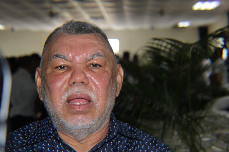 Veterano médico defiende la estabilidad financiera de SeNaSa y denuncia alarma política