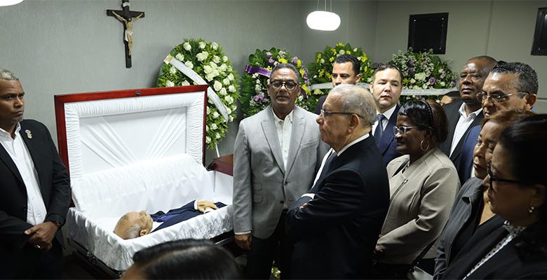 Danilo Medina acude a dar el pésame por fallecimiento del dirigente Danilo Santos