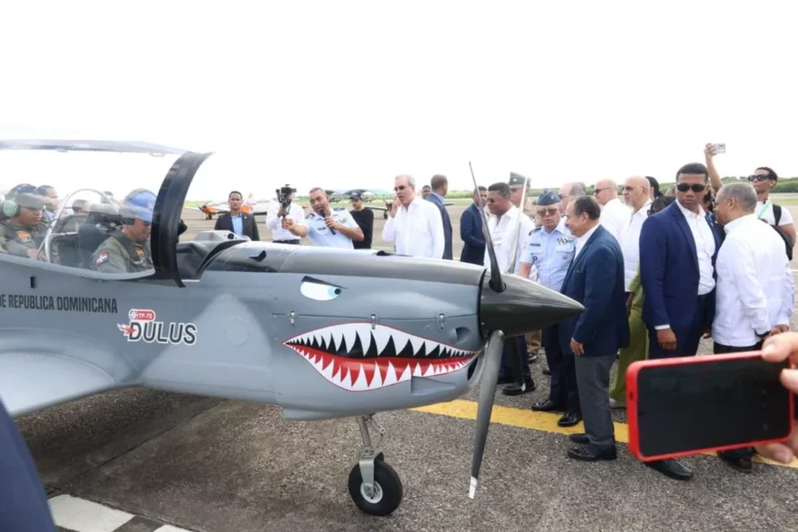 Abinader garantiza seguridad aérea del país con ensamblaje de los aviones TP-75 Dulus, en la Base Aérea de San Isidro