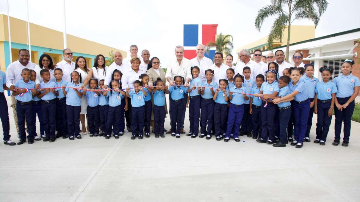 Abinader inaugura tres nuevos centros educativos