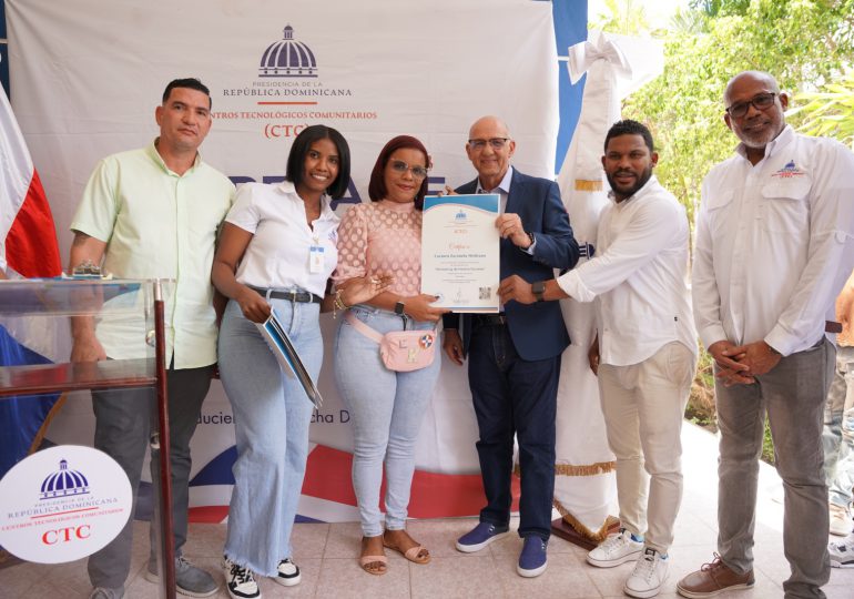 Centros Tecnológicos Comunitarios impulsan la transformación digital en Duvergé con jornada “Frontera Digital”