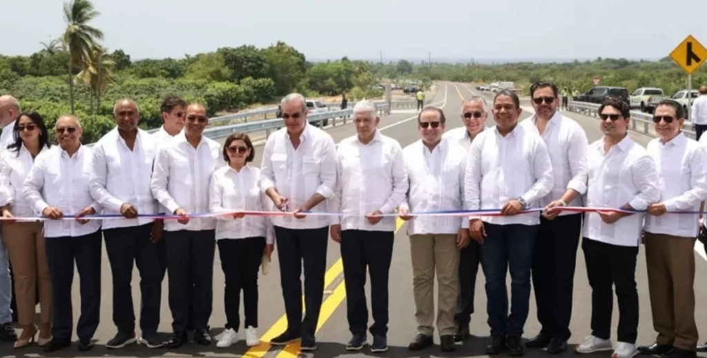 Abinader inaugura Circunvalación de Baní por monto total de RD$7,700 millones