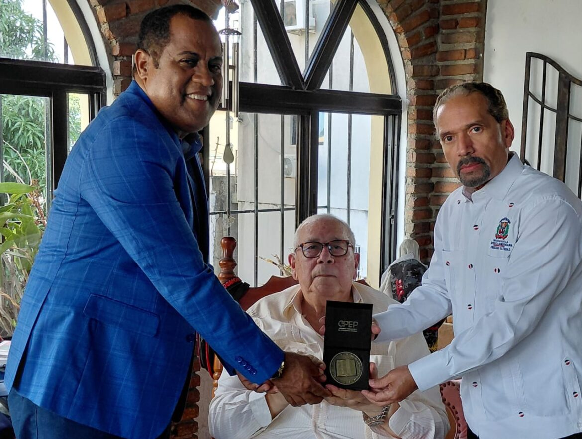 Efemérides Patrias honra a Bonaparte Gautreaux con medalla conmemorativa de Revolución de 1965