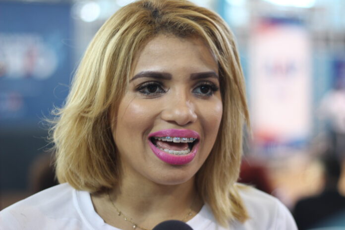 Kimberly Taveras reta a la dirigencia del PRM: “¡Pónganse los pantalones y defiendan a Abinader!”