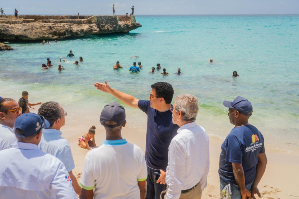Ministro Collado asegura que el parque submarino de La Caleta estará concluido en 30 días