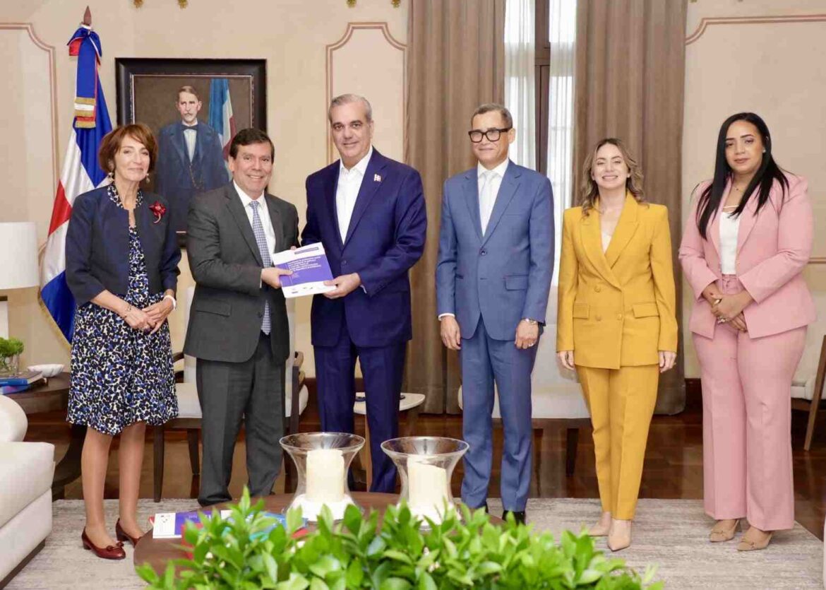 Pobreza extrema en RD se ha reducido a 4.9 %, según informe de la CEPAL entregado a Abinader
