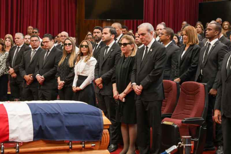 Presidente Abinader participa en el último adiós a Vicente Sánchez Baret