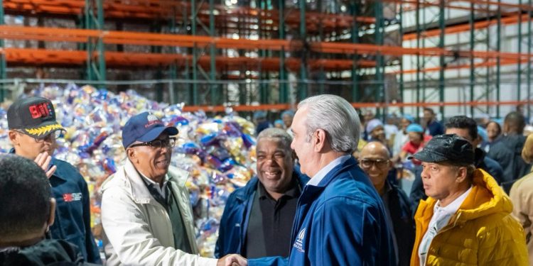 Presidente Abinader realiza recorrido por las instalaciones de la Dirección de Asistencia Social y Alimentación Comunitaria