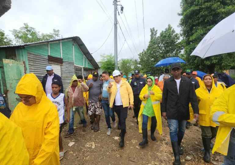 El alcalde Dío Astacio y su equipo se mantienen recorriendo los sectores del municipio ante el paso de la tormenta Melissa