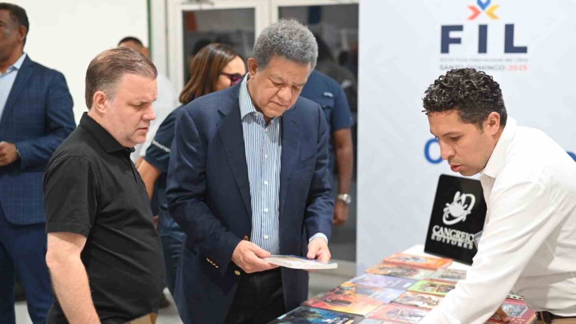 Leonel Fernández visita la Feria del Libro 2025 y felicita a Roberto Ángel Salcedo