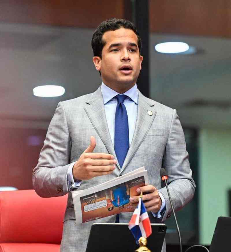 Omar Fernández exige cumplir la ley y liberar de impuestos salarios de hasta RD$52,000