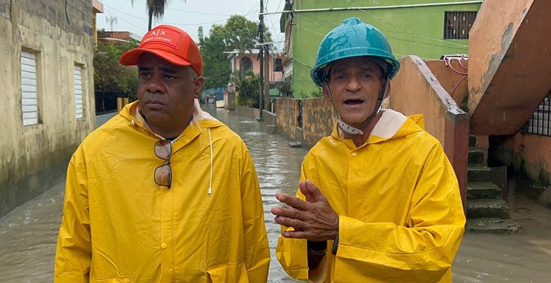 Ayuntamiento de Santo Domingo Este y Ministerio de Obras Públicas intervienen Cancino Adentro con amplio operativo de drenaje y limpieza