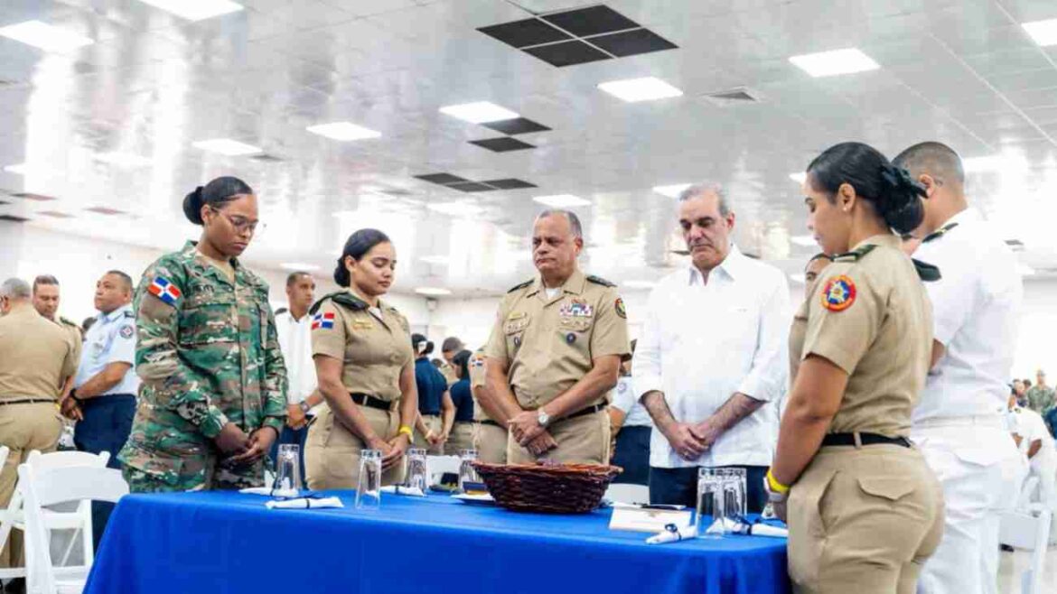 Abinader comparte almuerzo navideño con militares y anuncia Metro gratis para miembros de las FF.AA.