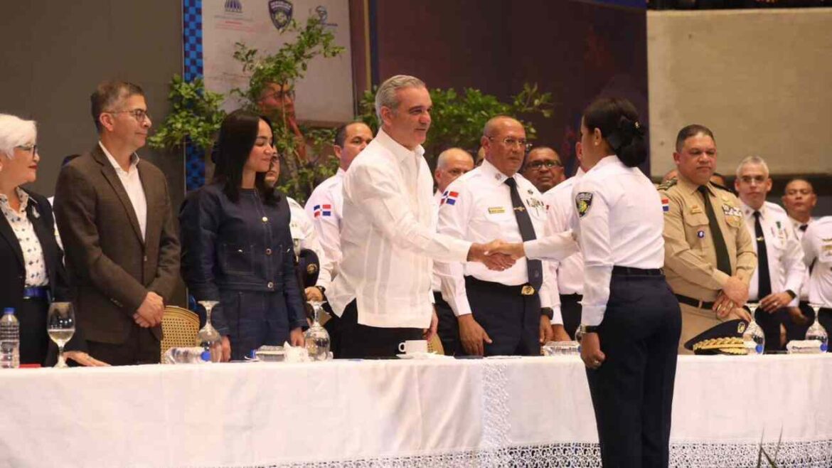 Presidente Abinader juramenta 2,421 nuevos agentes, con ello suman 6,500 policías formados en el marco de la Reforma Policial