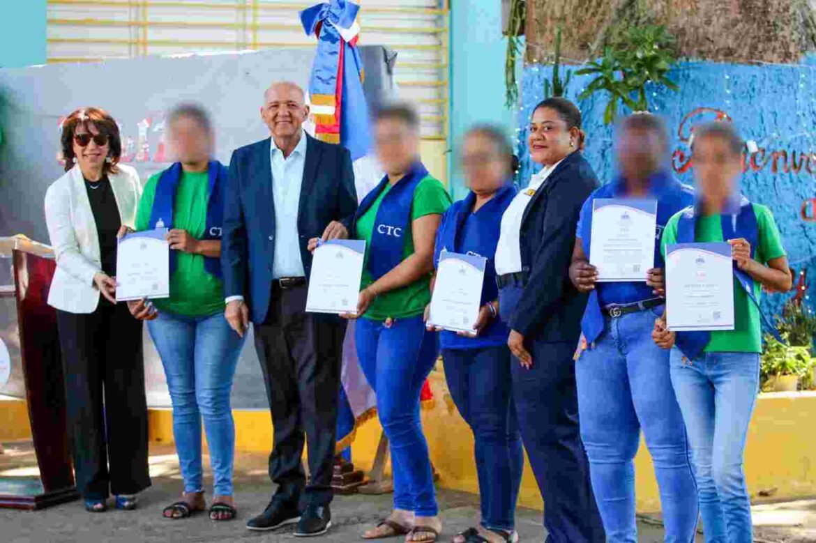 Entregan certificados a privadas de libertad en el Centro de Corrección y Rehabilitación Rafey Mujeres