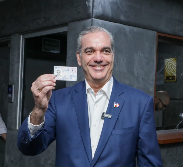 Presidente Abinader y Raquel Arbaje reciben su nueva cédula de identidad y electoral