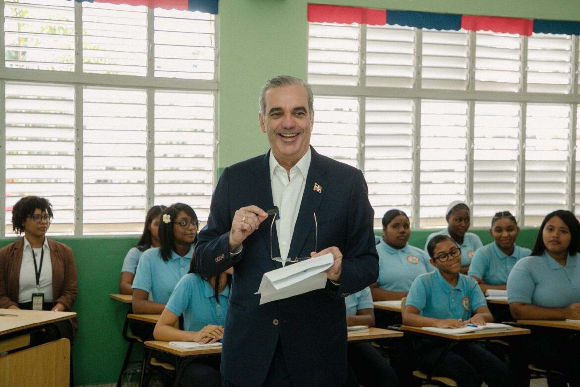 Presidente Abinader imparte docencia de Educación Moral, Cívica y Ética Ciudadana y destaca su aporte a la formación de mejores ciudadanos y dominicanos