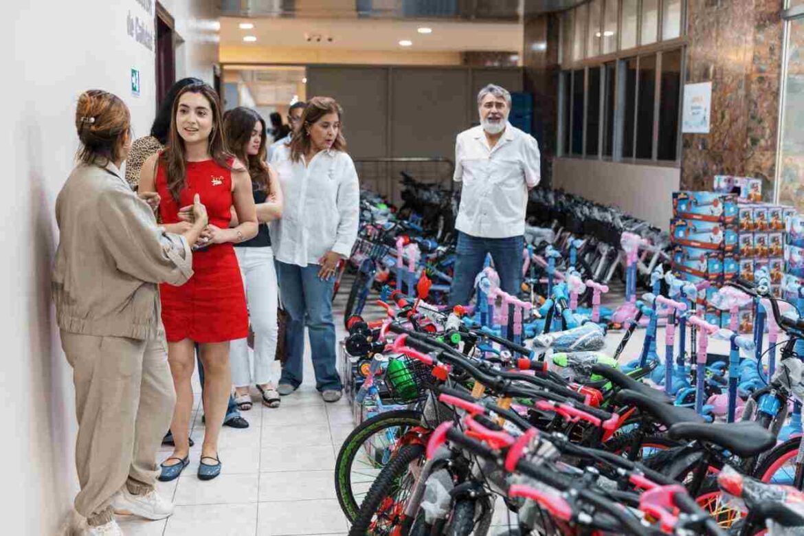 Hijas del presidente Abinader visitan el montaje de Plásticos por Juguetes en la Alcaldía del DN