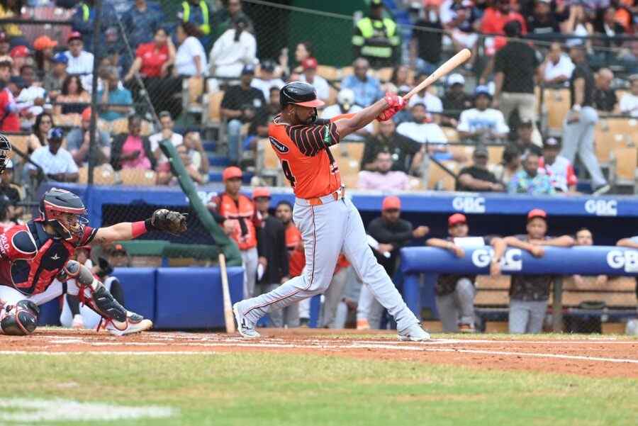 Jeimer Candelario y Eloy Jiménez guían a los Toros a vencer al Escogido y empatar en el primer lugar
