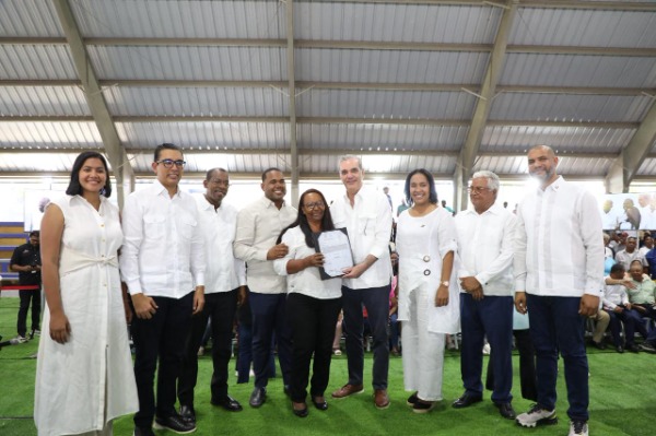Presidente Abinader entrega 517 de 792 certificados de títulos de propiedad a familias en Neiba