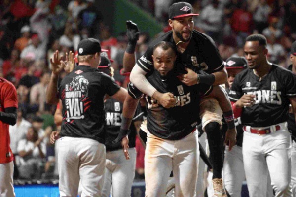 Con remontada en el octavo, Leones toman comando de la Serie Final