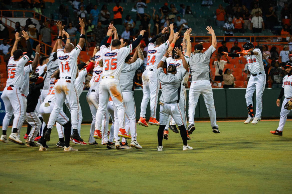 Jiménez, Alcántara y De la Cruz la sacan en victoria Toros sobre Gigantes en RR Pelota Invernal