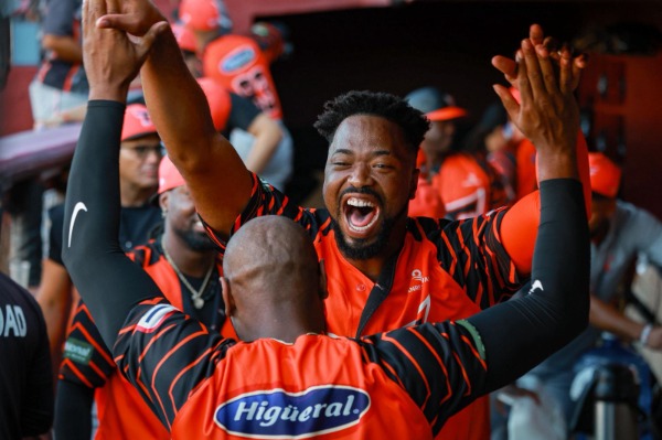 Toros ponen a las Águilas en aprieto tras vencer 6-5 a los Gigantes