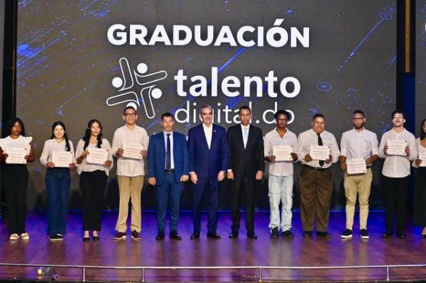Presidente Abinader encabeza graduación de 5,000 jóvenes del programa Talento Digital, impulsando el capital humano que demanda el mercado laboral