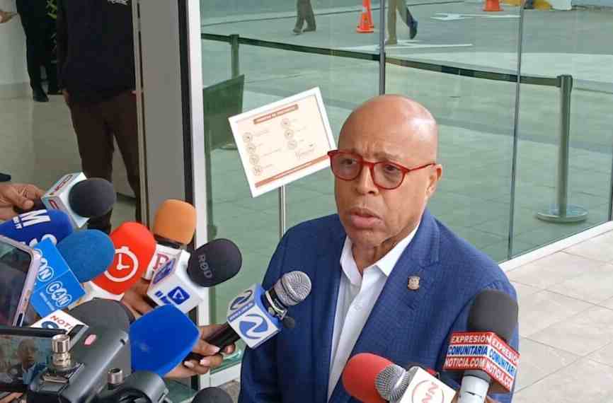 Alfredo Pacheco rinde homenaje a Ramón Alburquerque en su velatorio