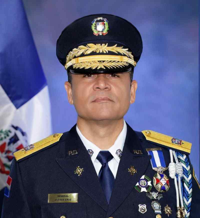 Presidente Abinader asciende a Andrés Modesto Cruz y lo designa como nuevo director general de la PN